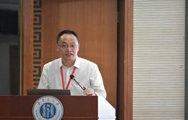 窗户前的男人 AI 生成的内容可能不正确。